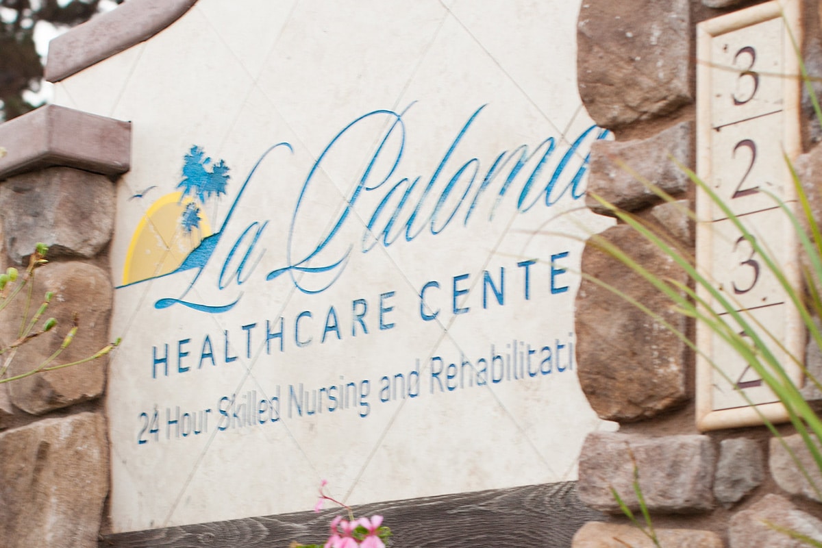 La Paloma Healthcare Center outside sign with stones around it.