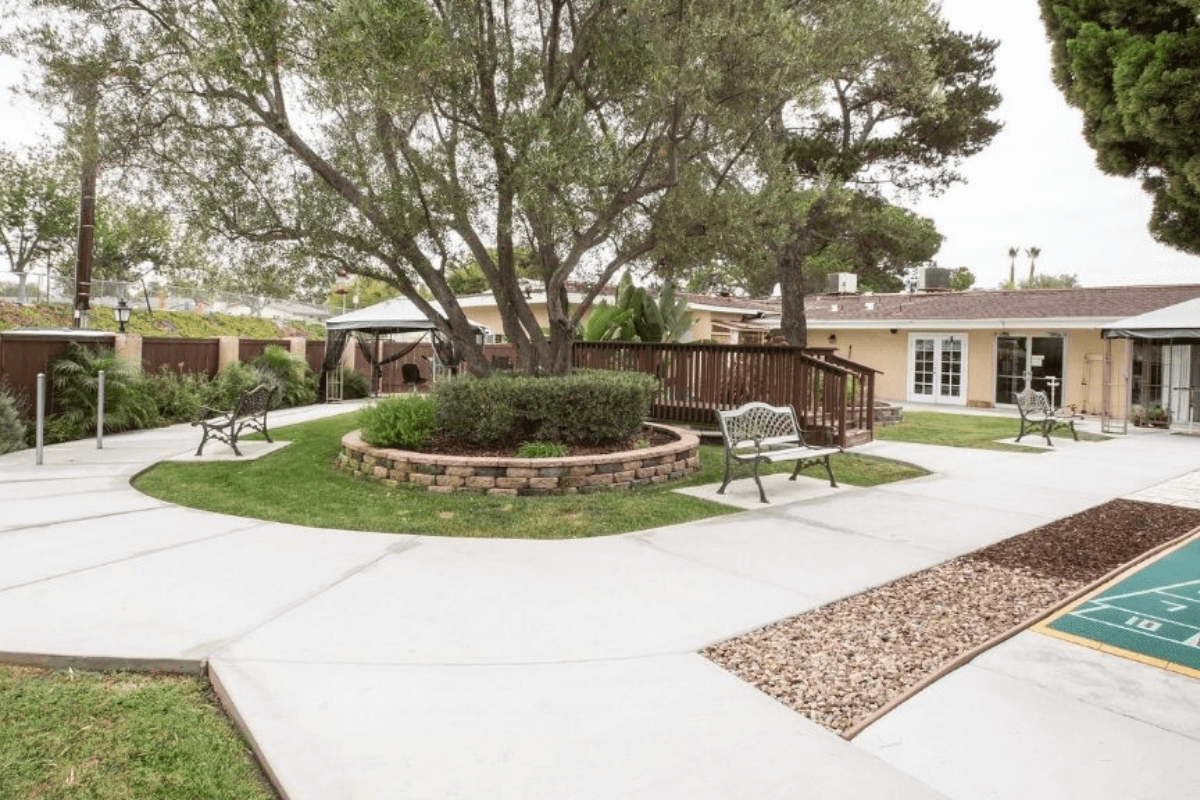 La Paloma Healthcare Center courtyard view